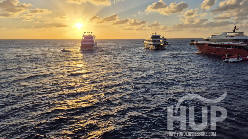 boats at sunset at daedalus reef - happyunderpressure.com